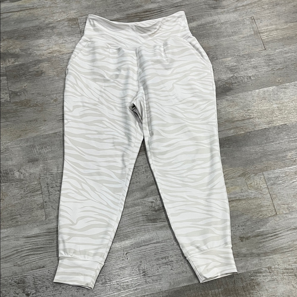 Old Navy power soft leggings large Women's White‎ Zebra Print Leggings
